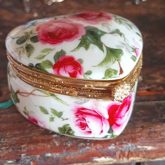 Heart trinket box w rose pattern - Picture 2 of 7